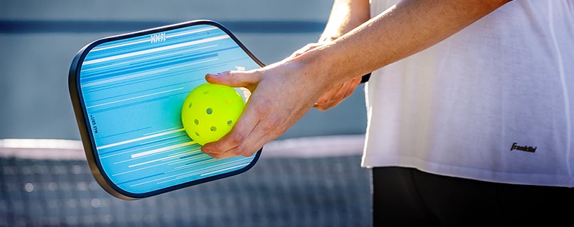 Ein älteres Franklin Signature STK-Paddel neben einem neuen FS Tour-Paddel, das den Unterschied im Design zeigt